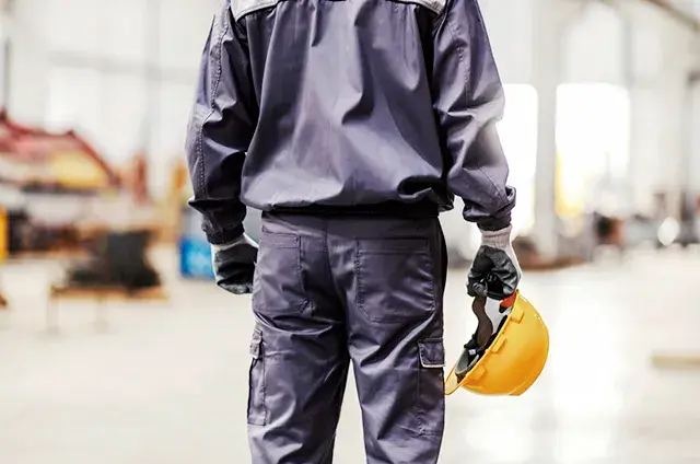 工場内で作業をする男性