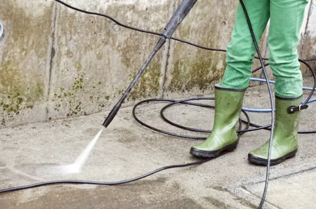 場内を清掃している男性