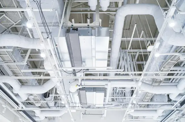 工場の天井部の空調